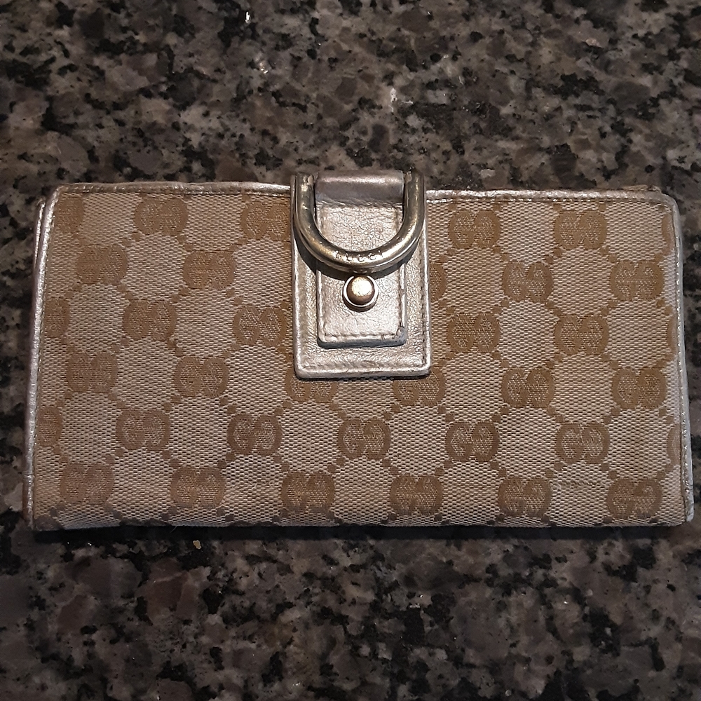 Gucci Logo Abbey Wallet! Good used condition!